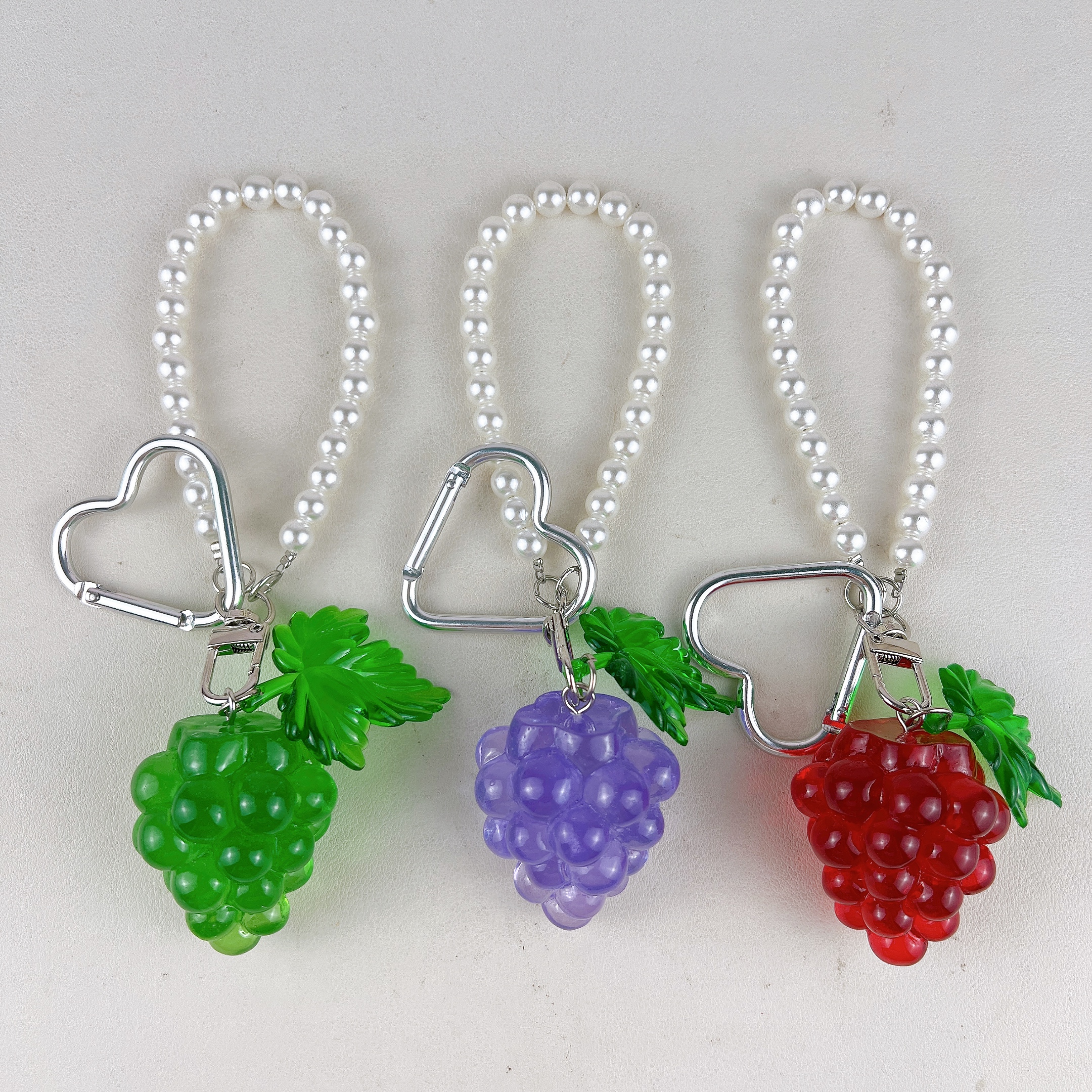 微信图片_20260907143248_116_3 Cute transparent resin grape keychain with pearl chain and heart carabiner, fruit bag charm